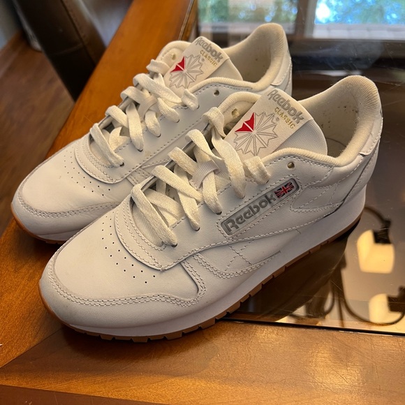 Reebok Women’s Classic Leather Shoes - Size 6 - Picture 3 of 5